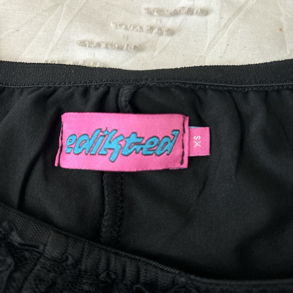 Edikted Ruffle Shorts - Picture 3 of 4